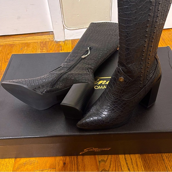 Western Elegance: Gattinoni Elliston Knee-High Croc Boots from Italy - Picture 5 of 5